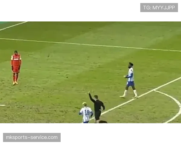 门将视线被任意球阻挡，裁判该如何判罚？